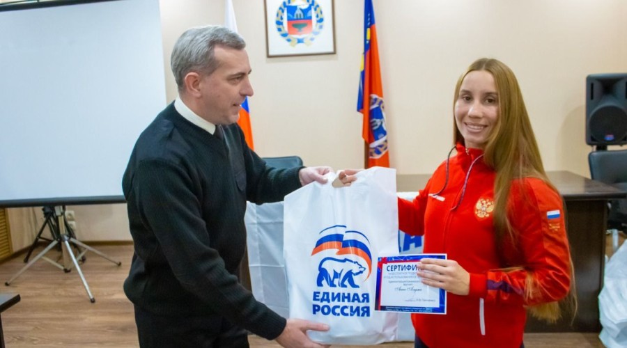В Камне-на-Оби поздравили чемпионку России по женскому боксу Анну Аэдма