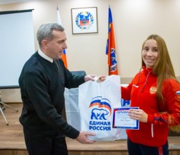 В Камне-на-Оби поздравили чемпионку России по женскому боксу Анну Аэдма
