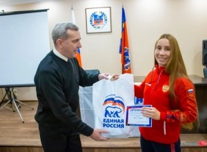 В Камне-на-Оби поздравили чемпионку России по женскому боксу Анну Аэдма