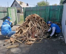 Молодые активисты Единой России помогли жительнице Камня-на-Оби с перекладкой дров