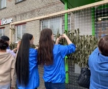 Жители Камня-на-Оби плетут маскировочные сети для СВО в рамках Дня России и Дня города