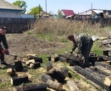Волонтёры отряда Тыл.22 помогли семье мобилизованного в разборе мусора и лесопилке.