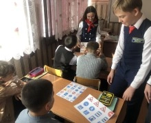 Юные инспекторы движения призвали школьников к внимательности на дороге