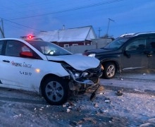В Камне-на-Оби автомобиль такси попал в ДТП