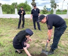 В Камне-на-Оби сотрудники полиции совместно с Общественным советом приняли участие во Всероссийской акции «Сад Памяти»