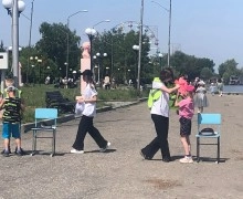 Сотрудники Госавтоинспекции и волонтеры в день защиты детей провели веселые старты «Лето классное – лето безопасное»