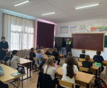 В школах Каменского района дорожные полицейские продолжают проводить профилактические беседы с учащимися