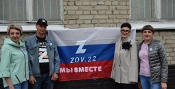 Жители Камня-на-Оби плетут маскировочные сети для СВО в рамках Дня России и Дня города