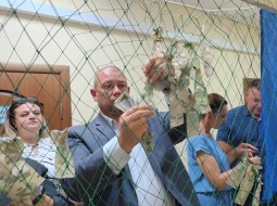 Члены политсовета Каменского отделения партии Единая Россия вместе плетут маскировочные сети для СВО