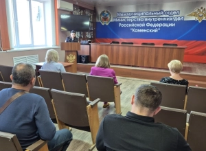 29.04.2026 в МО МВД России «Каменский» проведена рабочая встреча по теме: «Правовые основы привлечения юридическими лицами иностранной рабочей силы к труду на территории Российской Федерации