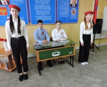 Парта героя появилась в Камне-на-Оби