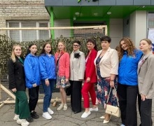 Жители Камня-на-Оби плетут маскировочные сети для СВО в рамках Дня России и Дня города