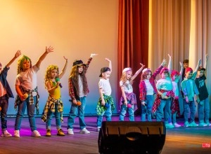 В Камне-на-Оби в ДК прошёл концерт Для любимых пап.