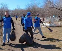 Молодогвардейцы Каменского отделения Единой России при поддержке депутата привели в порядок могилы героев Великой Отечественной войны