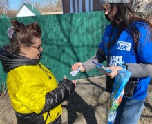 Молодогвардейцы Каменского местного отделения Партии Единая Россия поздравили жителей города с Днём Космонавтики.