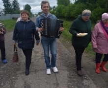 В рамках празднования Международного дня соседа в Каменском районе прошла акция Спой соседу