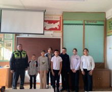 В школах Каменского района дорожные полицейские продолжают проводить профилактические беседы с учащимися