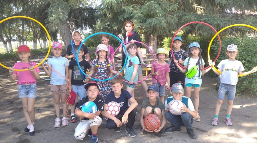 Депутат АКЗС Дмитрий Беляев подарил в Корниловский детский лагерь спортивный инвентарь