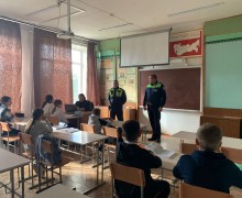 В школах Каменского района дорожные полицейские продолжают проводить профилактические беседы с учащимися