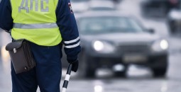Сотрудники Каменской Госавтоинспекции проводят проверку по факту ДТП с участием несовершеннолетнего пассажира