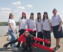 Сотрудники Госавтоинспекции и волонтеры в день защиты детей провели веселые старты «Лето классное – лето безопасное»