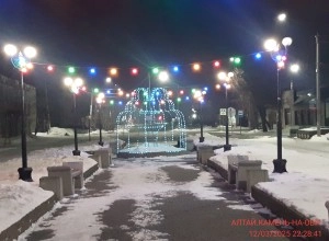 Весна и новогодние гирлянды в Камне-на-Оби!