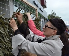 Жители Камня-на-Оби плетут маскировочные сети для СВО в рамках Дня России и Дня города