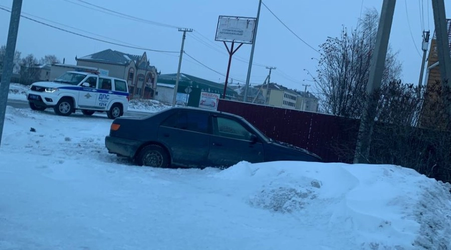 В Камне-на-Оби Toyota влетела в столб