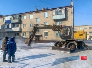 В Камне-на-Оби городские комунальщики устраняют аварию