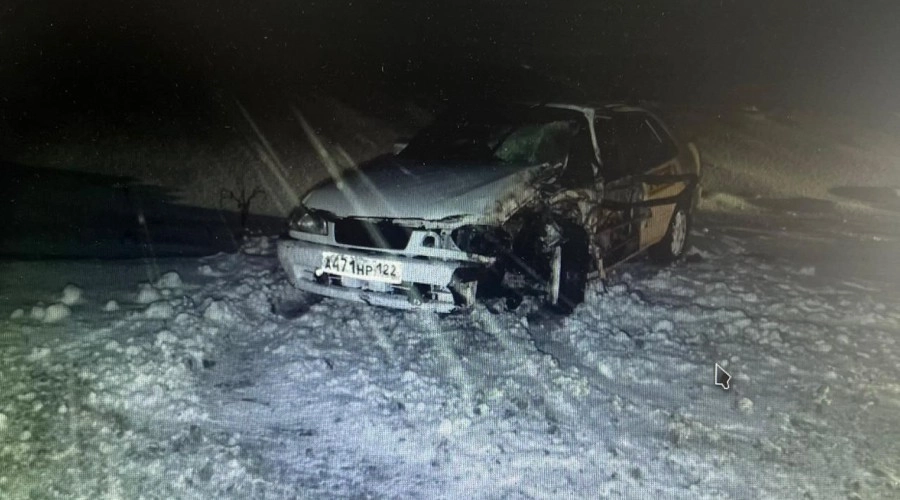 Сотрудники Каменской Госавтоинспекции проводят проверку по факту ДТП с участием малолетнего пассажира