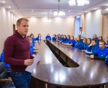 В Камне-на-Оби поздравили чемпионку России по женскому боксу Анну Аэдма