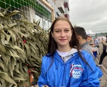 Жители Камня-на-Оби плетут маскировочные сети для СВО в рамках Дня России и Дня города