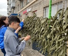 Жители Камня-на-Оби плетут маскировочные сети для СВО в рамках Дня России и Дня города