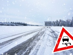 В связи с неблагоприятными погодными условиями ГИБДД обращается к водителям с просьбой быть внимательнее на дорогах