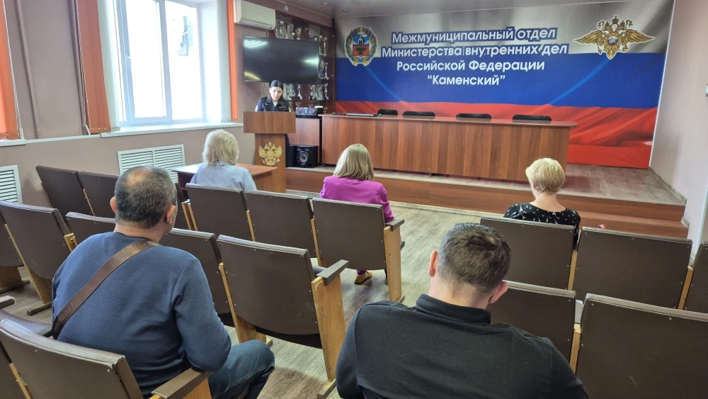 29.04.2026 в МО МВД России «Каменский» проведена рабочая встреча по теме: «Правовые основы привлечения юридическими лицами иностранной рабочей силы к труду на территории Российской Федерации